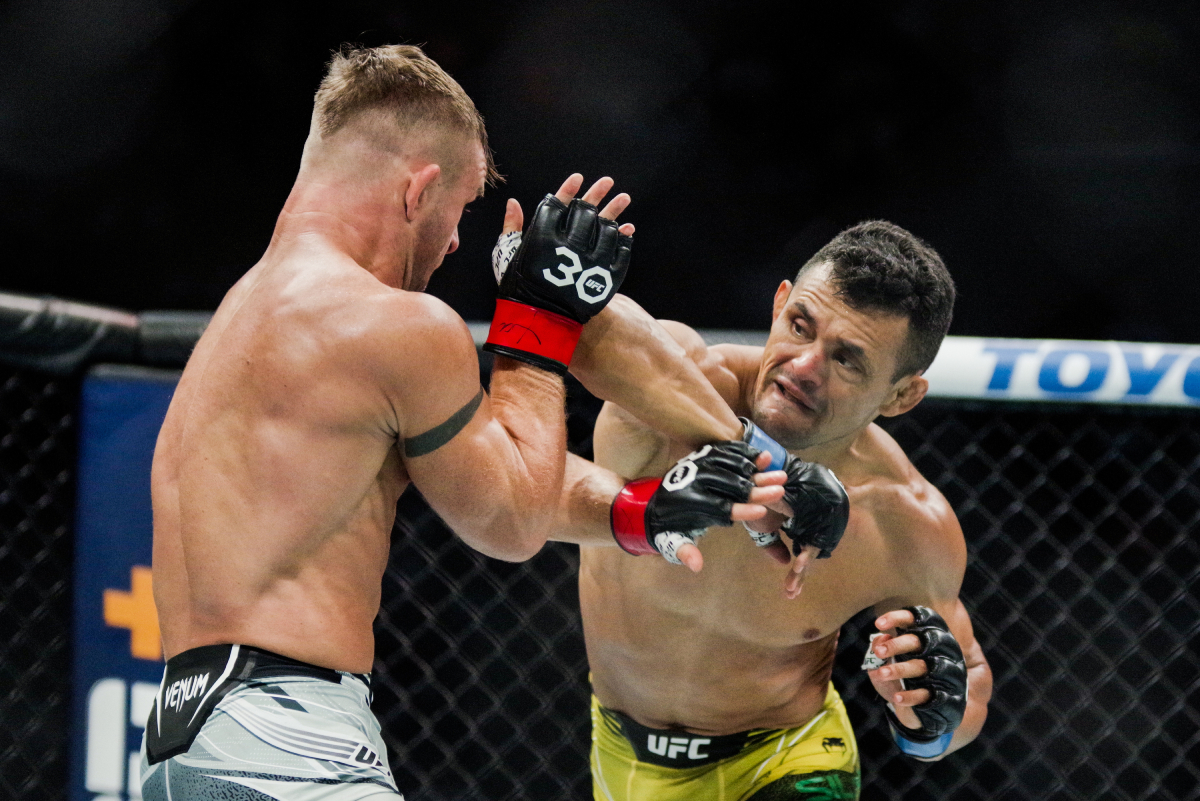 Douglas D'Silva aplica soco em Cody Stamann durante duelo no UFC Charlotte