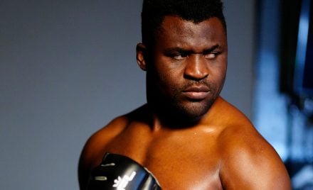 Francis Ngannou posa com as luvas da PFL nos punhos