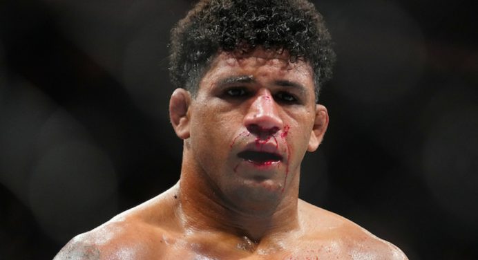 Durinho chora ao sair do octógono com derrota para Belal e lesão no UFC 288; veja