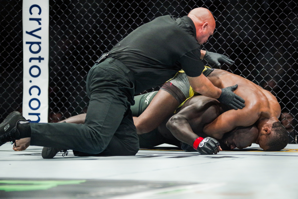 Jailton Malhadinho aplica um mata-leão em Jair Rozenstruik no UFC Charlotte