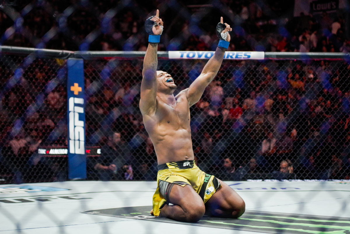 Jailton Malhadinho celebra vitória por finalização no UFC Charlotte