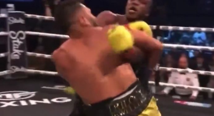 KSI nocauteia adversário com violenta cotovelada em luta de boxe; veja