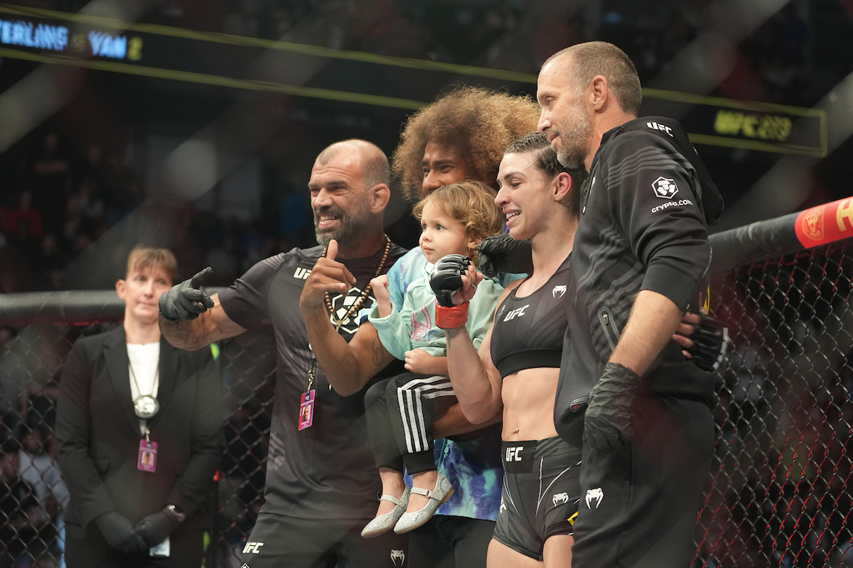 Mackenzie Dern celebra vitória no UFC 273 com a família