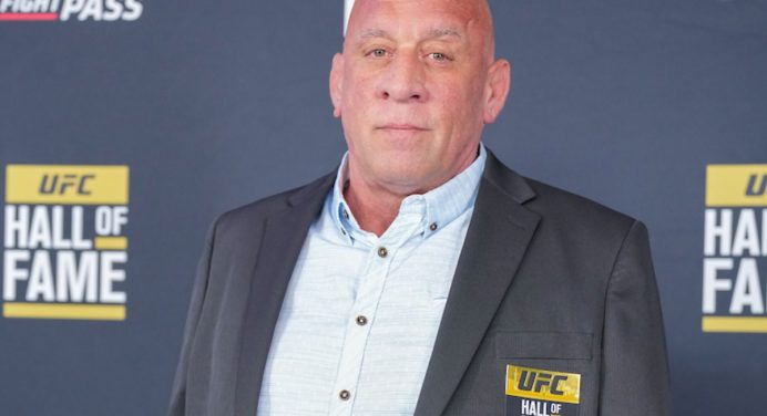 Aos 58 anos, Hall da Fama do UFC estreia no boxe contra ex-campeão mundial