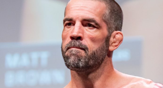 Veterano propõe luta contra Conor McGregor para defender recorde no UFC