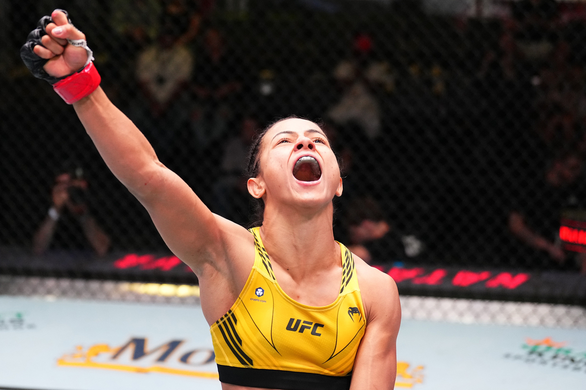 Natália Silva grita e comemora vitória no UFC Vegas 73