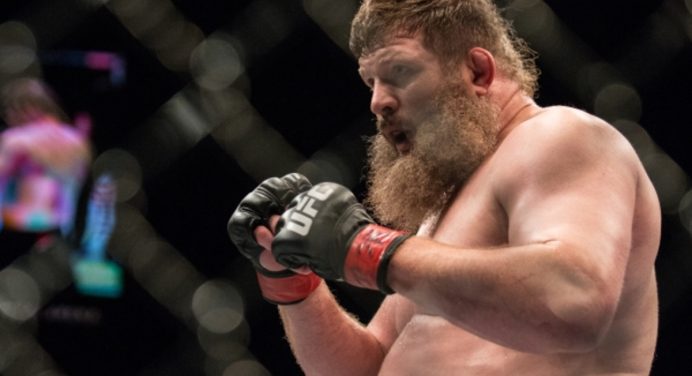 Ex-UFC nocauteia em evento de MMA sem luvas