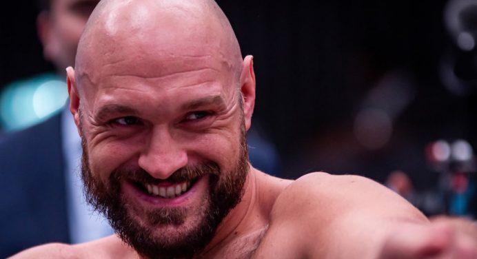 Lenda do boxe acusa Tyson Fury de tentar ‘entrar na cabeça’ de Francis Ngannou