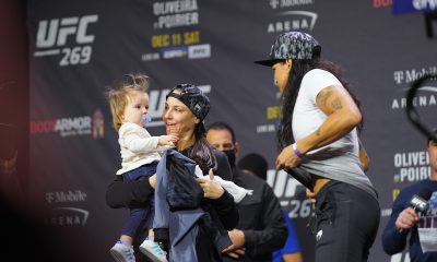 Amanda e Nina Nunes com a filha Raegan na pesagem cerimonial do UFC 269.