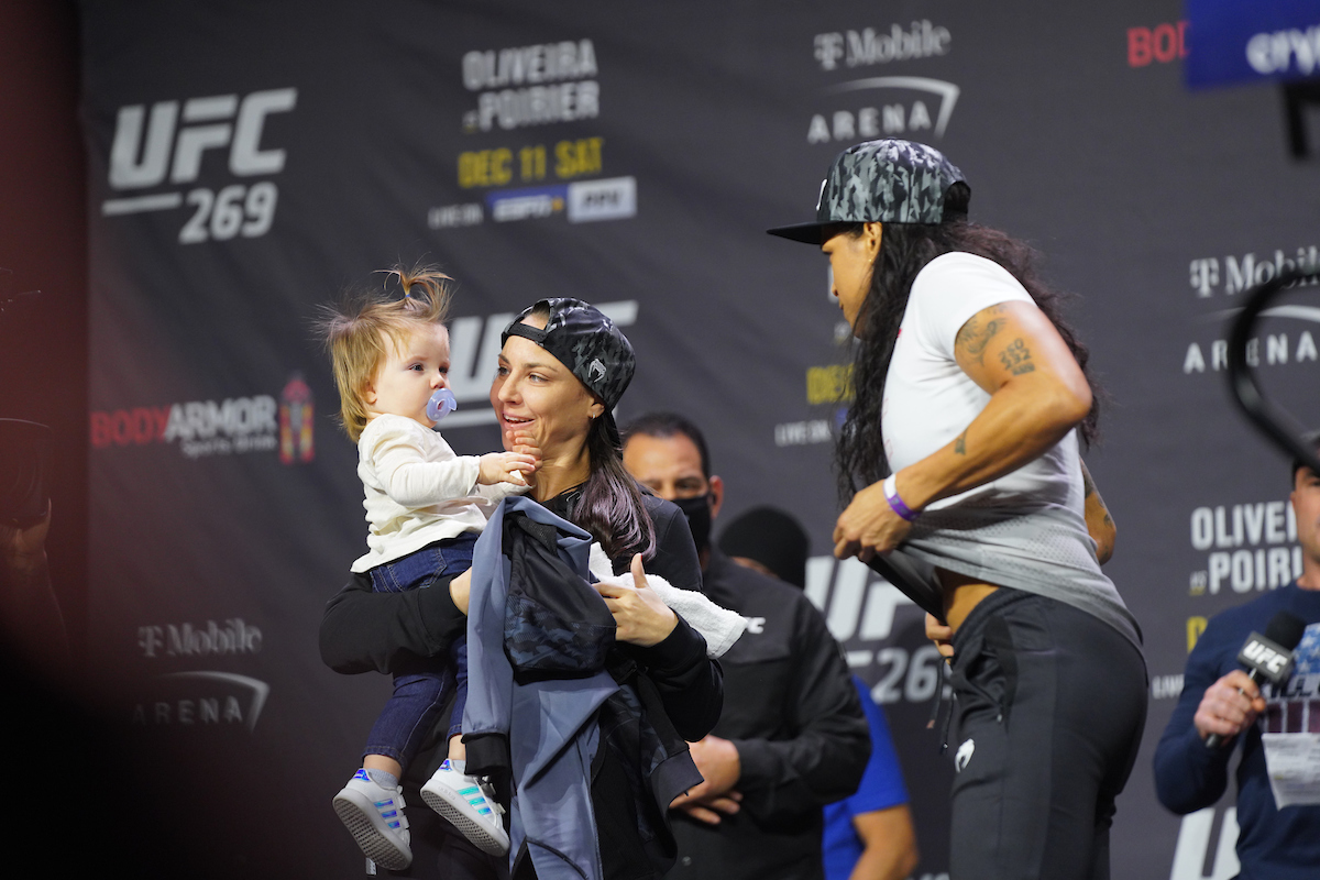Amanda e Nina Nunes com a filha Raegan na pesagem cerimonial do UFC 269.