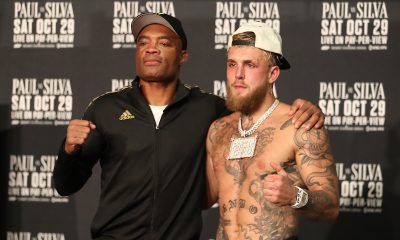 Jake Paul e Anderson Silva posam para foto na coletiva de imprensa após a vitória do youtuber sobre o ex-campeão do UFC no boxe.