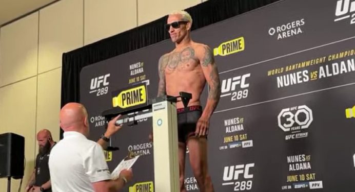 De óculos escuros, Charles do Bronx se pesa quase 1kg abaixo do limite