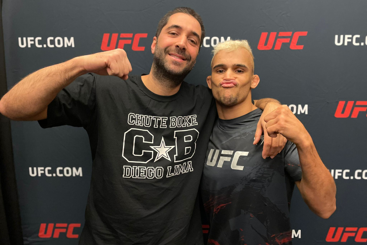 Daniel Willycat ao lado do seu treinador Diego Lima durante o media day do UFC Vegas 74.