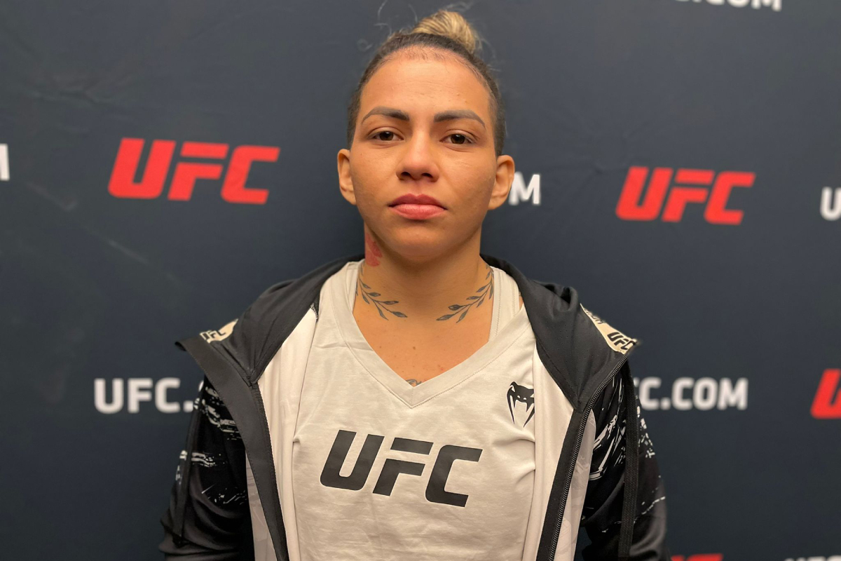 Ketlen Souza posa para foto no media day do UFC Vegas 74.