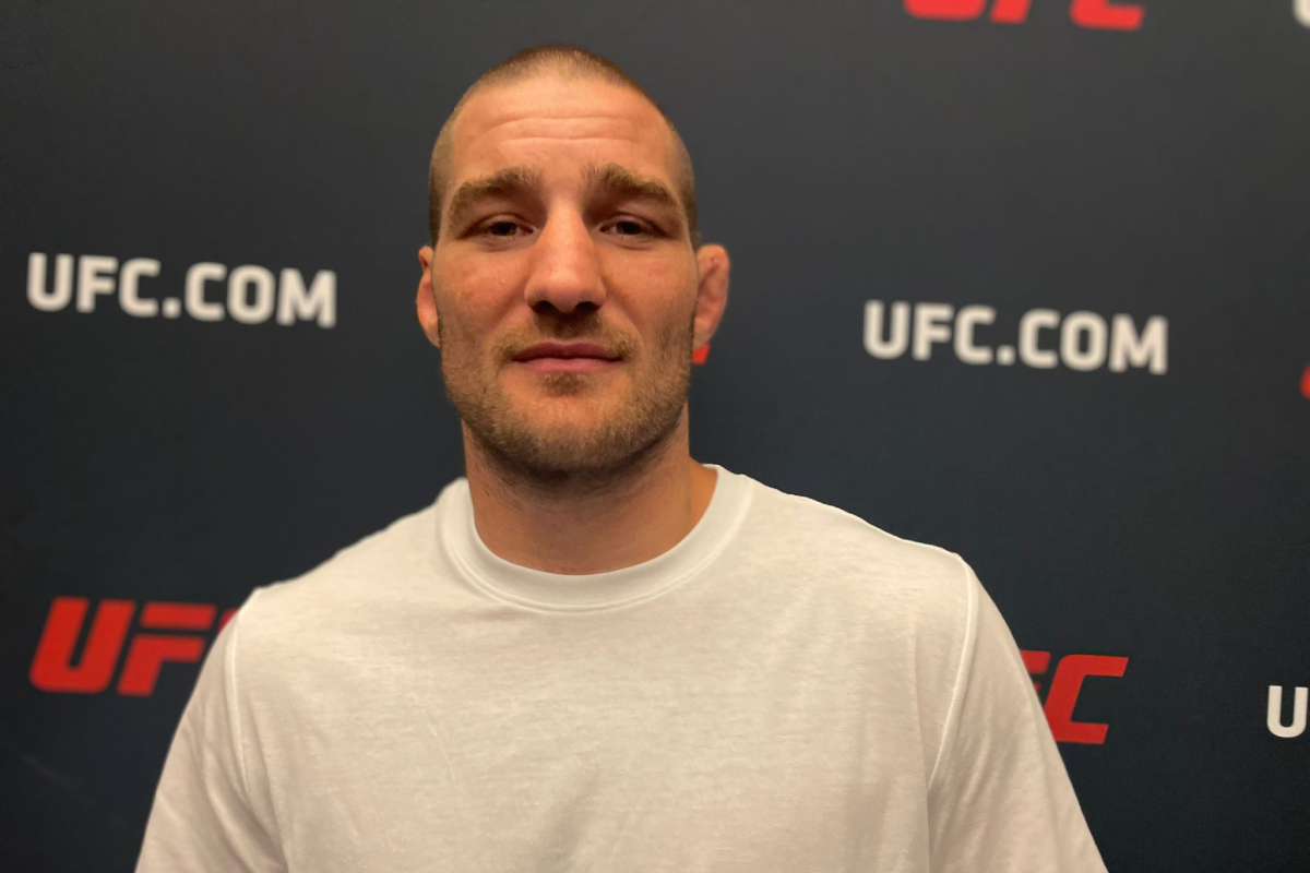 Sean Strickland posa para foto no media day do UFC Vegas 76.