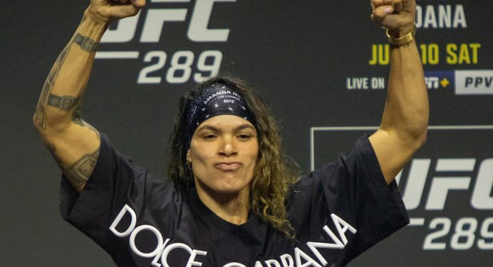 Amanda Nunes ignora rumores de aposentadoria e inicia 2º reinado no peso-galo do UFC