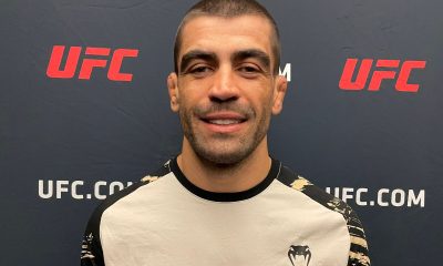 Com o cabelo raspado, Elizeu Capoeira sorri durante o media day do UFC Vegas 74