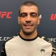 Com o cabelo raspado, Elizeu Capoeira sorri durante o media day do UFC