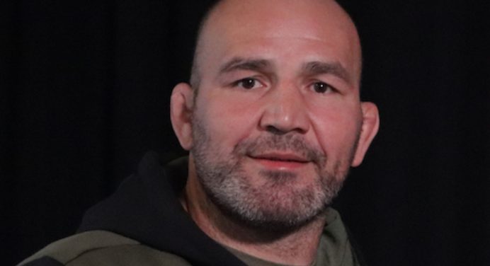 Glover Teixeira publica registro abraçado com rival após vencê-lo no grappling; veja