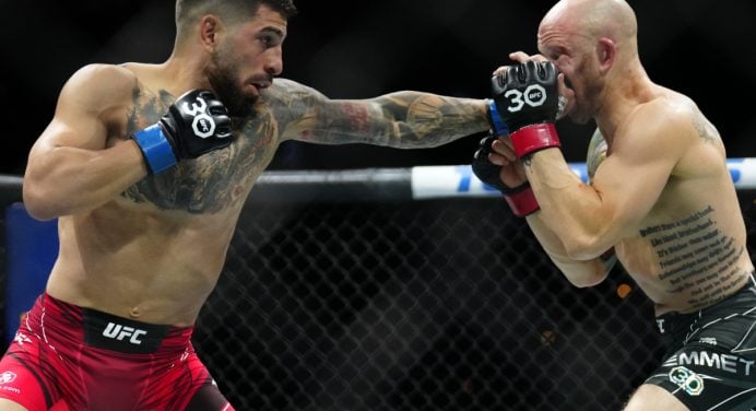 Ilia Topuria castiga Josh Emmett na luta principal do UFC Jacksonville