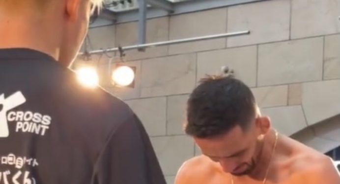 Brasileiro perde cinturão do Rizin por falhar em pesagem e se emociona; veja a cena