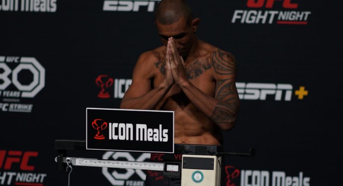 Raoni Barcelos vence a balança mesmo após luta no UFC ser cancelada