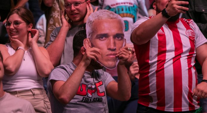 Fãs caem de arquibancada durante o UFC 289 após grade desabar; veja