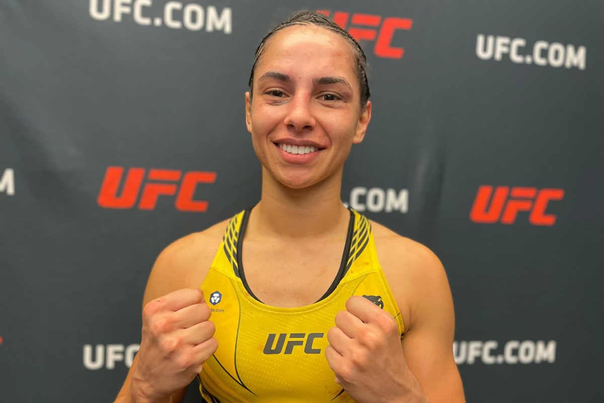 Ariane Lipski posa para foto após vencer no UFC Vegas 76.