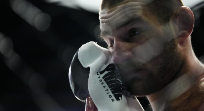 Caiu no choro! Campeão do UFC se emociona ao relembrar infância traumática