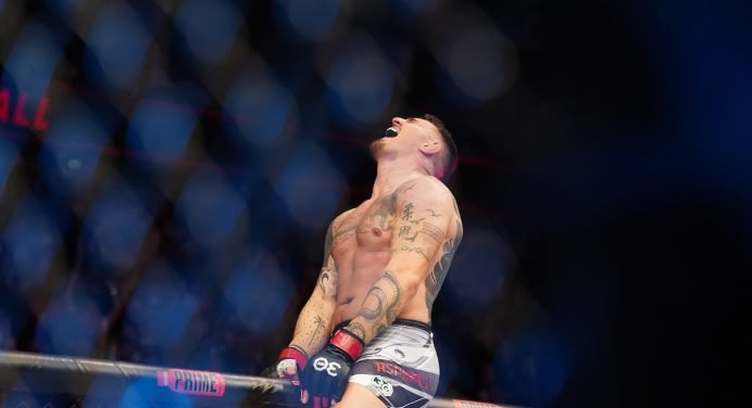 Retorno triunfal! Um ano após lesão, Tom Aspinall nocauteia Tybura no UFC Londres