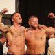 Tom Aspinall e Marcin Tybura se abraçam na pesagem cerimonial do UFC Londres.