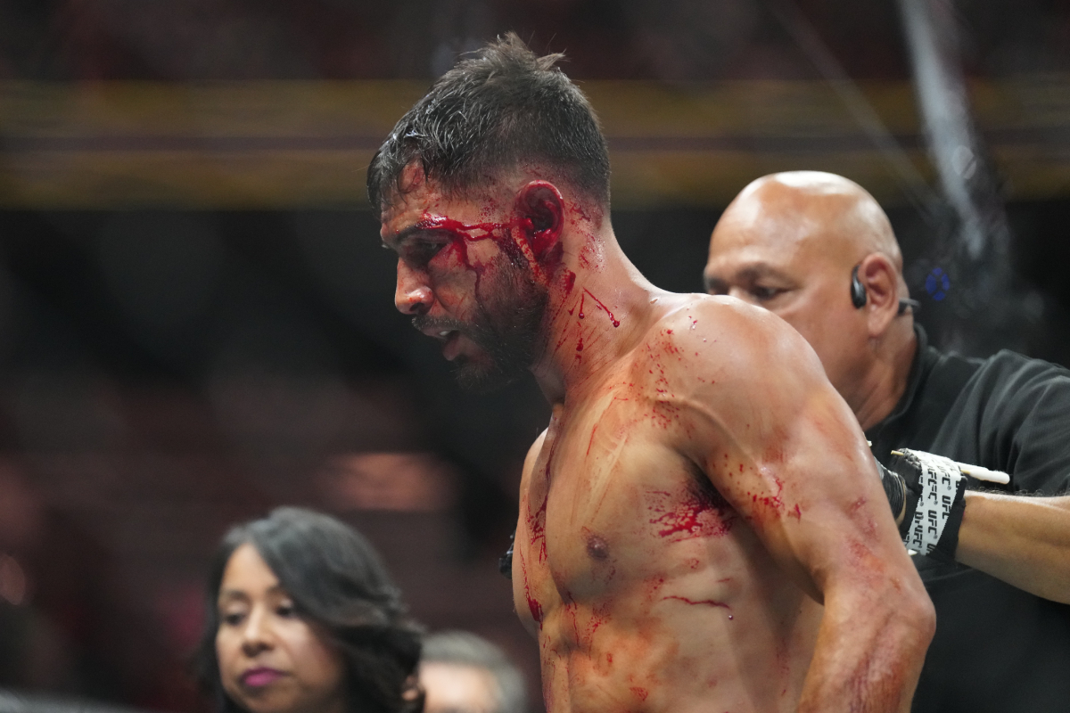Yair Rodriguez deixa o octógono após ser derrotado por Alexander Volkanovski no UFC 290.