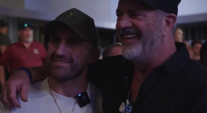 De fã para fã! Alexander Volkanovski tieta Mel Gibson e recebe elogio no UFC