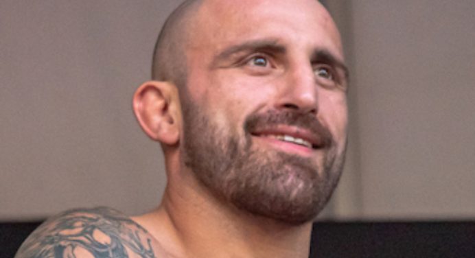 Volkanovski destaca favoritismo de “imparável” Whittaker no UFC