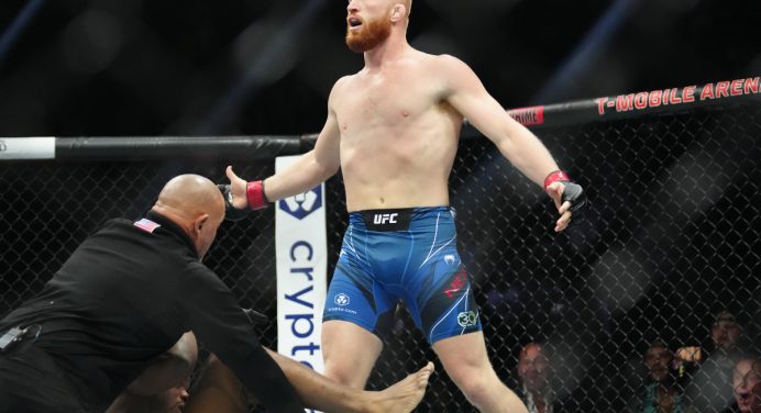 Lutador do UFC, Bo Nickal assina contrato com liga de wrestling liderada por ex-astro da WWE