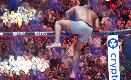 Derrick Lewis ficou apenas de cueca para comemorar no UFC 291