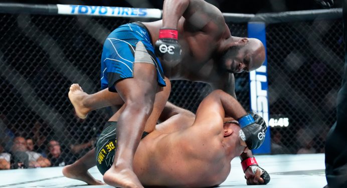 Joelhada voadora! Derrick Lewis nocauteia Marcos Pezão em 33 segundos