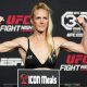 Holly Holm pose para fotos após se pesar no UFC Vegas 77