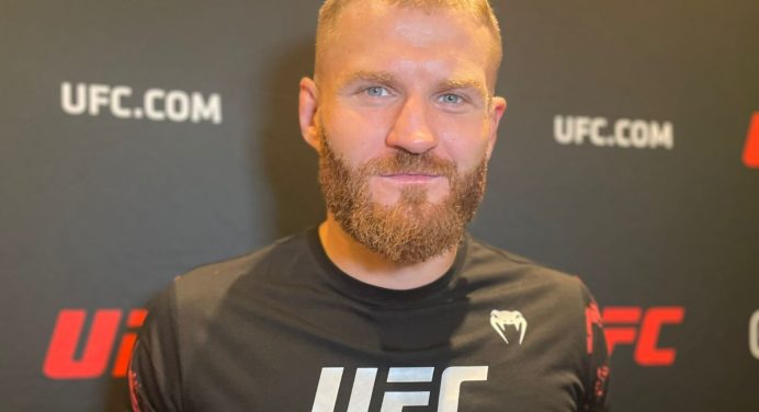 Ex-campeão do UFC, Blachowicz expressa ‘raiva e tristeza’ após deixar luta por lesão