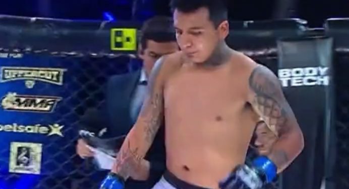 Atleta deixa combate ao sofrer lesão pré-luta no cage; veja o momento