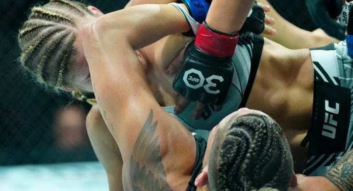 Lutadora do UFC acusa brasileira de puxar seu top de forma proposital; veja