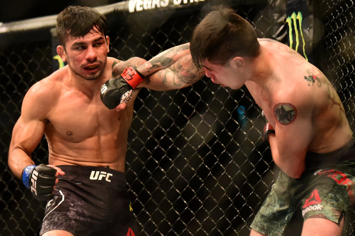 Brandon Moreno e Alexandre Pantoja se enfrentam no UFC, em 2018.