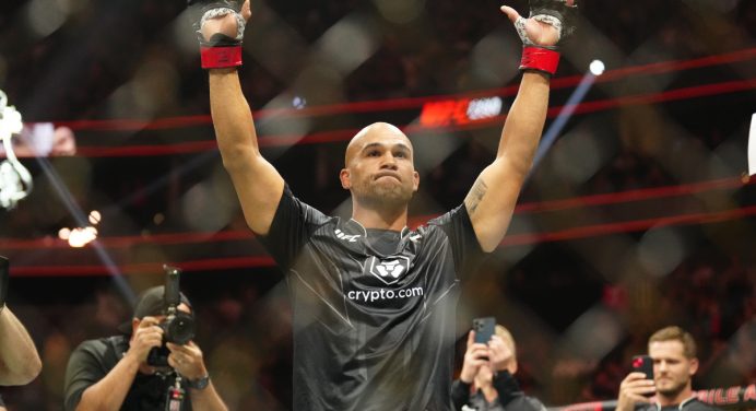 Chave de ouro! Ex-campeão do UFC, Robbie Lawler se aposenta com vitória por nocaute