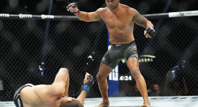 McGregor coloca em dúvida aposentadoria de Lawler no MMA; veterano garante adeus