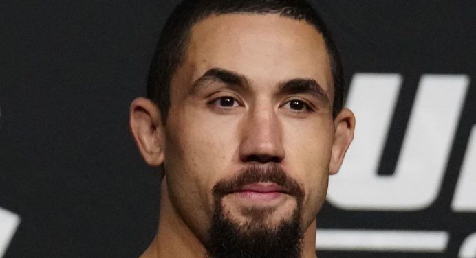 Protagonistas do UFC Arábia Saudita batem o peso e confirmam luta principal