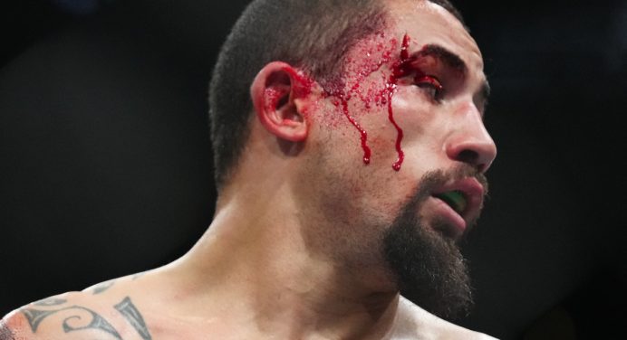 Whittaker parabeniza Du Plessis por vitória no UFC: “Apareceu para lutar, eu não”