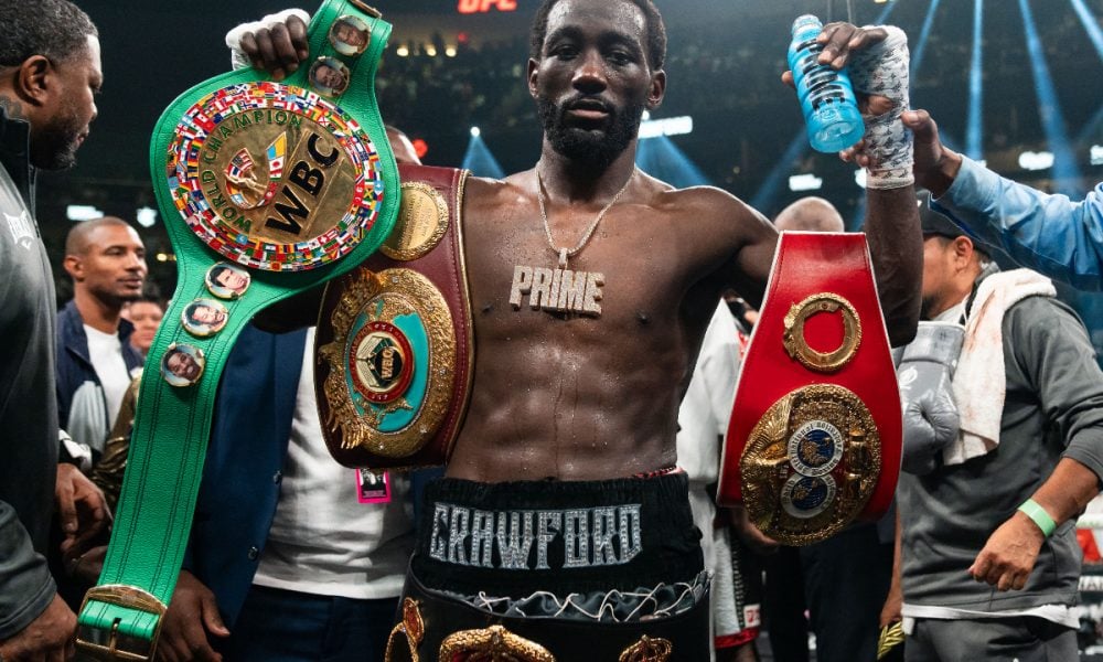 Terence exibe os cinturões dos meio-médios após a vitória sobre Spence Jr.