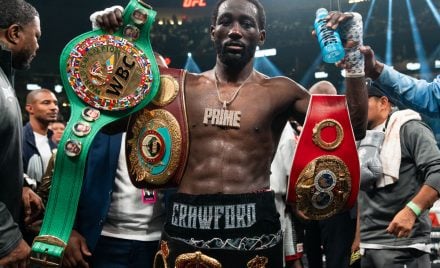 Terence exibe os cinturões dos meio-médios após a vitória sobre Spence Jr.