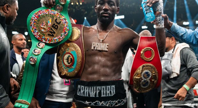 Em duelo de campeões invictos, Terence Crawford vence superluta e faz história no boxe