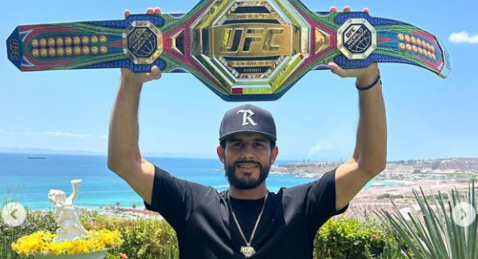 Yair Rodriguez exibe cinturão do UFC customizado por artistas mexicanos; veja